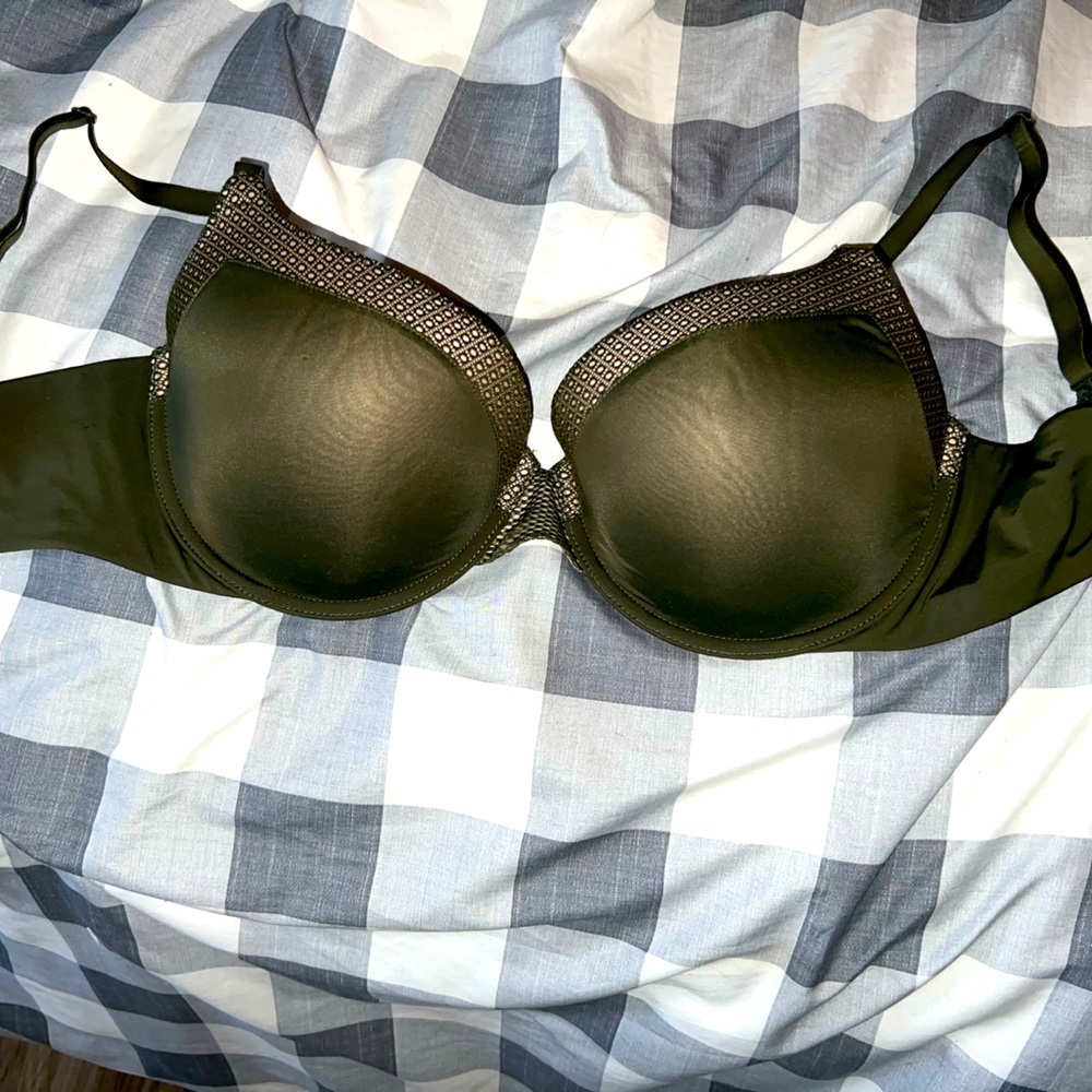 Victoria Secret lightly lined Tshirt bra